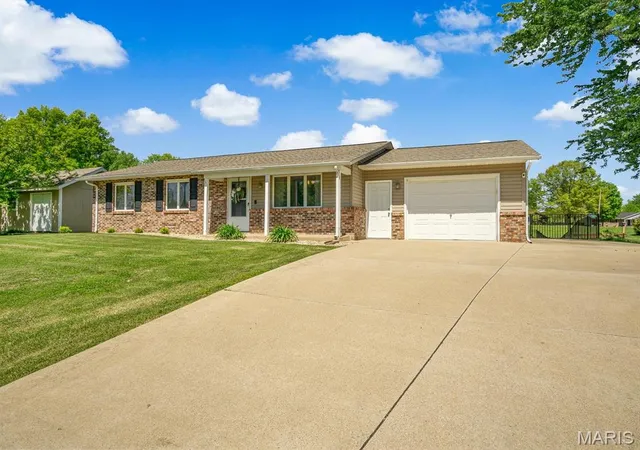 Homes for sale in Edwardsville, IL | 336 E Lake Dr, Edwardsville, IL 62025 | MLS# MIS26022544