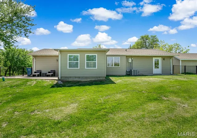 Homes for sale in Edwardsville, IL | 336 E Lake Dr, Edwardsville, IL 62025 | MLS# MIS26022544