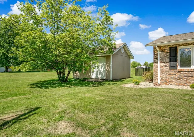 Homes for sale in Edwardsville, IL | 336 E Lake Dr, Edwardsville, IL 62025 | MLS# MIS26022544