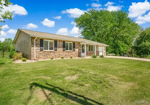 Homes for sale in Edwardsville, IL | 336 E Lake Dr, Edwardsville, IL 62025 | MLS# MIS26022544