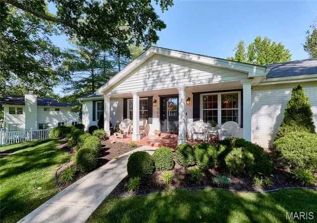 Homes for sale in Ballwin, MO | 309 Providence Rd, Ballwin, MO 63011 | MLS# MIS26022558