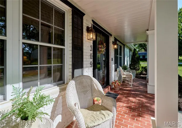 Homes for sale in Ballwin, MO | 309 Providence Rd, Ballwin, MO 63011 | MLS# MIS26022558