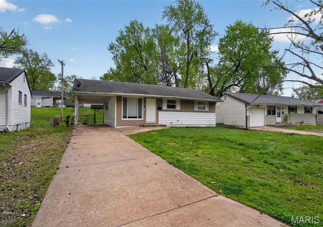 Photo 3 of Sale Pending at 10718 Glen Garry Rd, Saint Louis, MO 63137 | MLS# MIS26022569 | Listing updated on 2026-09-22