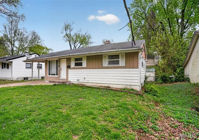 Photo 4 of Sale Pending at 10718 Glen Garry Rd, Saint Louis, MO 63137 | MLS# MIS26022569 | Listing updated on 2026-09-22