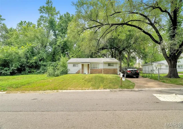 Homes for sale in Saint Louis, MO | 10145 Earl Dr, Saint Louis, MO 63136 | MLS# MIS26022714