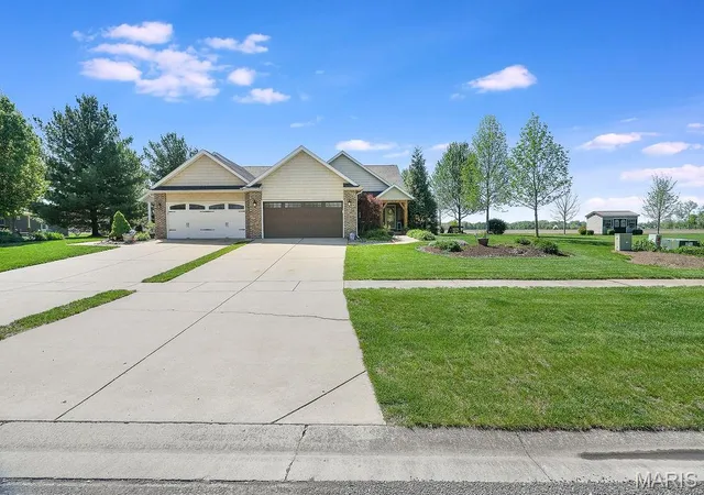 Photo 4 of House for sale at 18074 W Oxford Rd, Staunton, IL 62088 | MLS# MIS26022740 | Listing updated on 2026-10-23