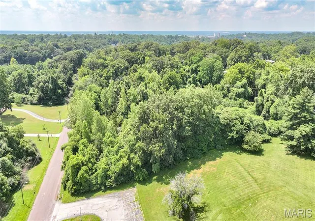 3rd image of 2200 Henry St, Alton, IL 62002 | MLS# MIS26022820