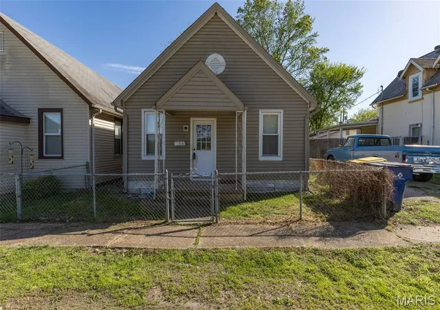 Homes for sale in De Soto, MO | 129 E Pratt St, De Soto, MO 63020 | MLS# MIS26022839