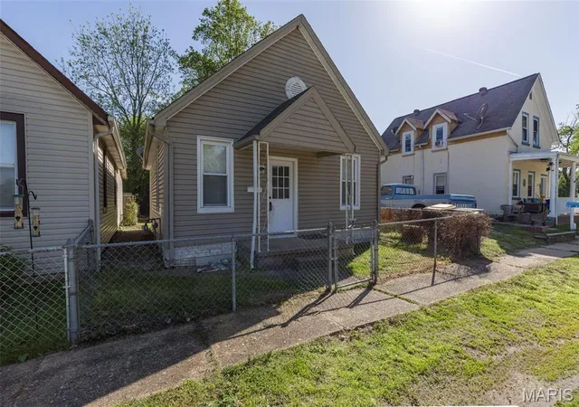 Homes for sale in De Soto, MO | 129 E Pratt St, De Soto, MO 63020 | MLS# MIS26022839