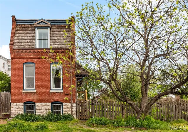 Photo 2 of Single family home for sale at 1871 Madison St, Saint Louis, MO 63106 | MLS# MIS26023246 | Listing updated on 2026-08-31