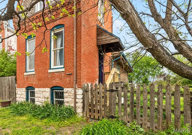Photo 3 of Single family home for sale at 1871 Madison St, Saint Louis, MO 63106 | MLS# MIS26023246 | Listing updated on 2026-08-31