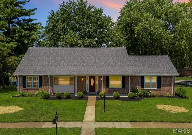 Photo 1 of Sale Pending at 1029 Fernway Ln, Saint Louis, MO 63141 | MLS# MIS26023301 | Listing updated on 2026-08-24