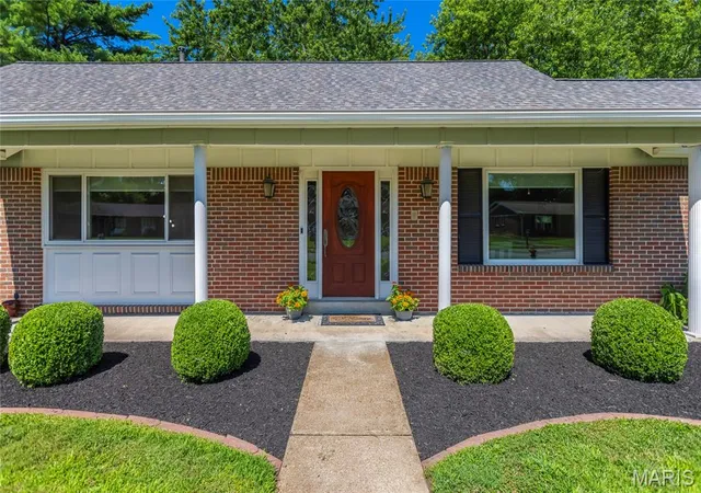 Photo 2 of Sale Pending at 1029 Fernway Ln, Saint Louis, MO 63141 | MLS# MIS26023301 | Listing updated on 2026-08-24