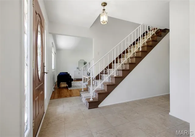 Photo 3 of Sale Pending at 1029 Fernway Ln, Saint Louis, MO 63141 | MLS# MIS26023301 | Listing updated on 2026-08-24