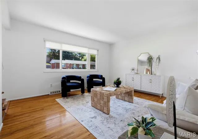 Photo 3 of Sale Pending at 1029 Fernway Ln, Saint Louis, MO 63141 | MLS# MIS26023301 | Listing updated on 2026-08-24