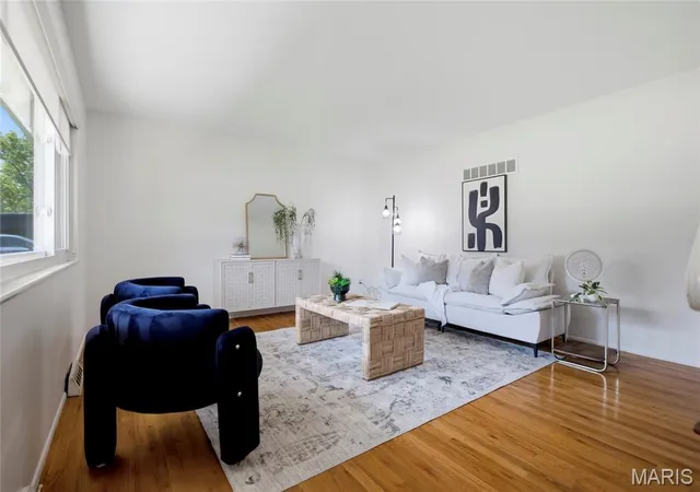 Photo 4 of Sale Pending at 1029 Fernway Ln, Saint Louis, MO 63141 | MLS# MIS26023301 | Listing updated on 2026-08-24