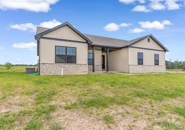 Photo 2 of Single family home for sale at 951 Forbs Dr, Waterloo, IL 62298 | MLS# MIS26023391 | Listing updated on 2026-08-30