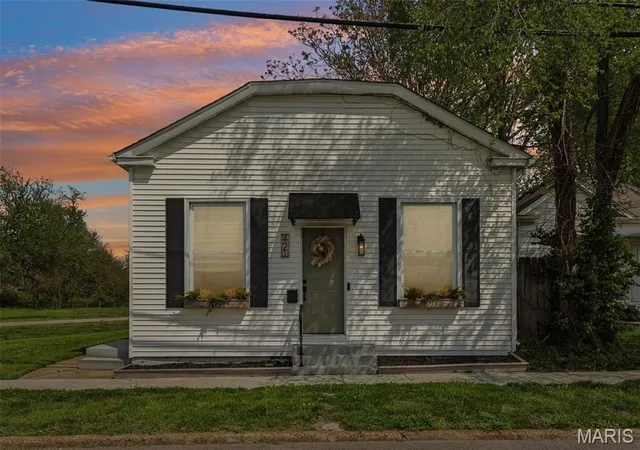 Homes for sale in Edwardsville, IL | 421 Wolf St, Edwardsville, IL 62025 | MLS# MIS26023435
