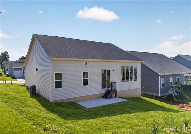Photo 4 of Single family home for sale at 325 Healthy Way, Saint Charles, MO 63304 | MLS# MIS26023818 | Listing updated on 2026-10-27