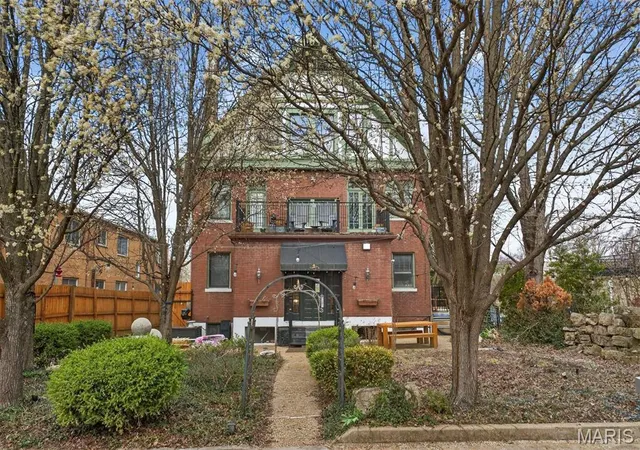 Photo 1 of Sale Pending at 3500 Russell Blvd, Saint Louis, MO 63104 | MLS# MIS26024036 | Listing updated on 2026-10-02