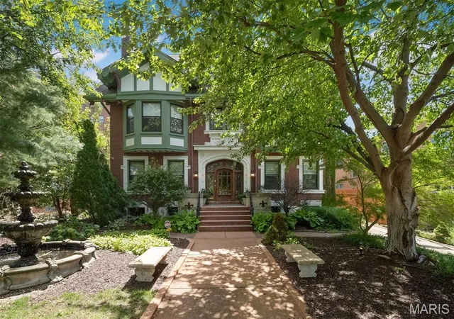 Photo 2 of Sale Pending at 3500 Russell Blvd, Saint Louis, MO 63104 | MLS# MIS26024036 | Listing updated on 2026-10-02