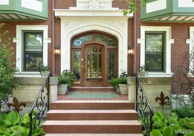 Photo 3 of Sale Pending at 3500 Russell Blvd, Saint Louis, MO 63104 | MLS# MIS26024036 | Listing updated on 2026-10-02