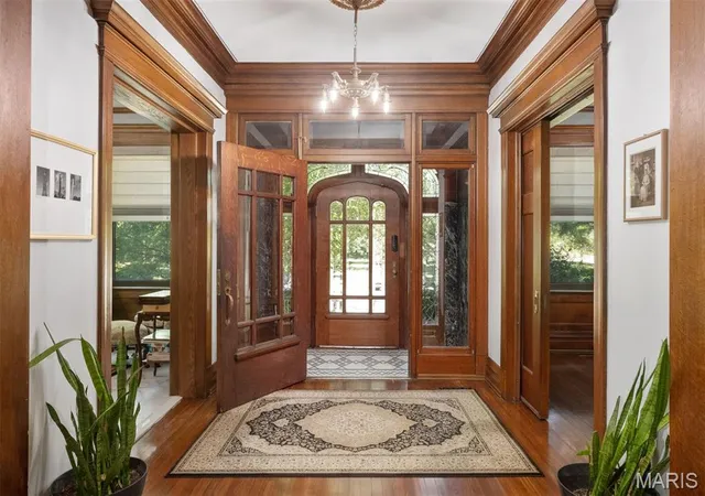 Photo 3 of Sale Pending at 3500 Russell Blvd, Saint Louis, MO 63104 | MLS# MIS26024036 | Listing updated on 2026-10-02