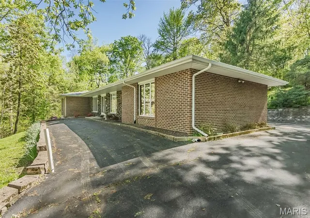 Photo 3 of Single family home for sale at 4200 Wincliff Dr, St Charles, MO 63304 | MLS# MIS26024126 | Listing updated on 2026-09-13