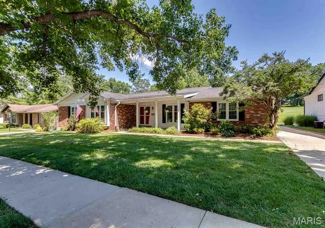 Homes for sale in Ballwin, MO | 713 Barham Down Dr, Ballwin, MO 63011 | MLS# MIS26024129