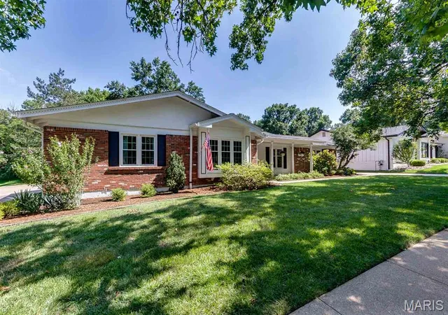 Homes for sale in Ballwin, MO | 713 Barham Down Dr, Ballwin, MO 63011 | MLS# MIS26024129