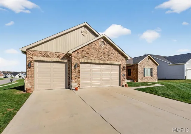 Photo 2 of Single family home for sale at 1300 Renwick Way Ct, O Fallon, IL 62269 | MLS# MIS26024151 | Listing updated on 2026-09-14
