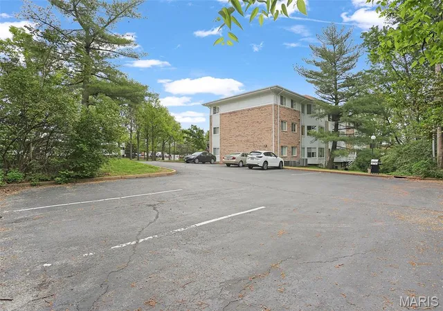 Homes for sale in Creve Coeur, MO | 11920 Old Ballas Rd #205, Creve Coeur, MO 63141 | MLS# MIS26024276