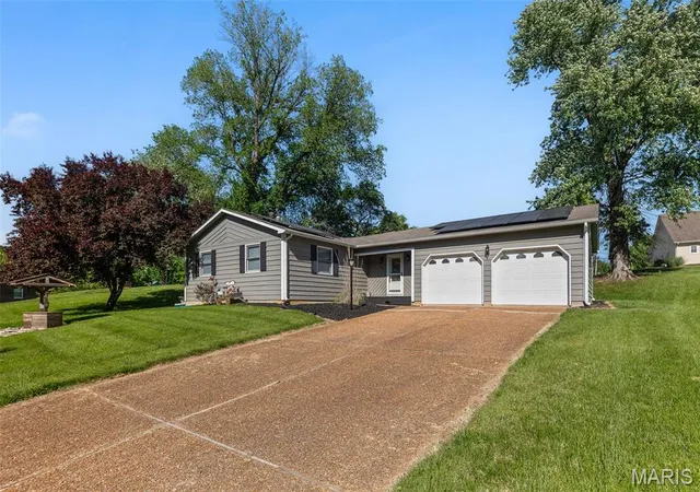 Photo 2 of Single family home for sale at 204 Coral Dr, Collinsville, IL 62234 | MLS# MIS26024301 | Listing updated on 2026-10-07