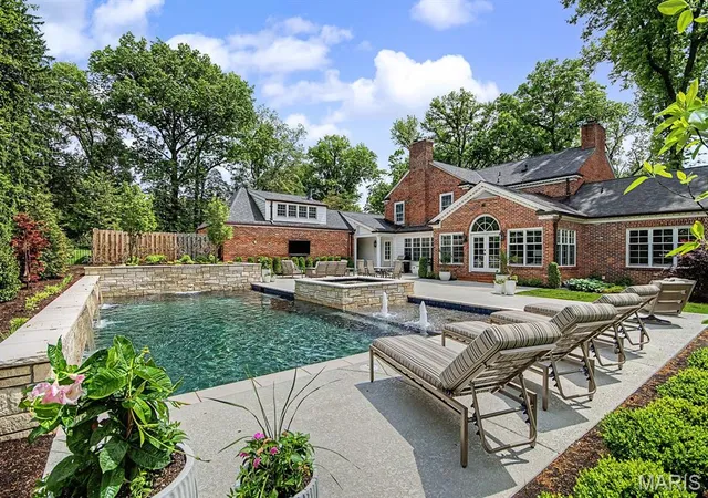 3rd image of 7 Greenbriar Dr, Saint Louis, MO 63124 | MLS# MIS26024320