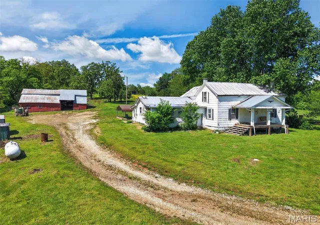 Photo 3 of House for sale at 12971 Cowboy Dr, De Soto, MO 63020 | MLS# MIS26024572 | Listing updated on 2026-09-29