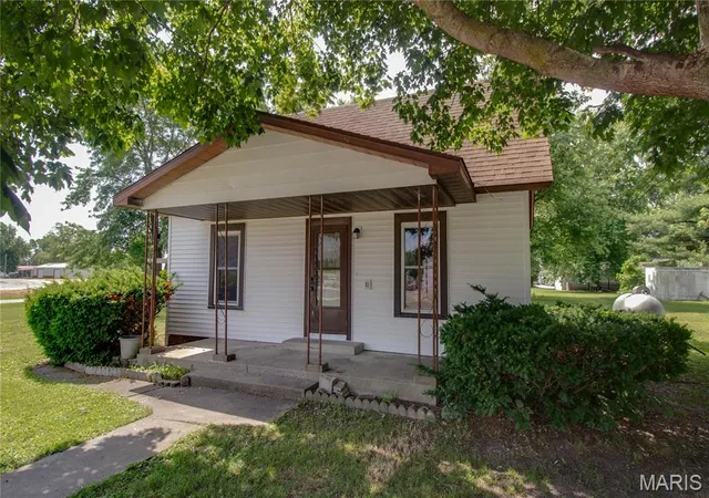 Homes for sale in Palmyra, IL | 334 E Malone St, Palmyra, IL 62674 | MLS# MIS26024626