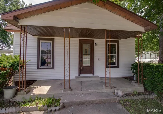 Homes for sale in Palmyra, IL | 334 E Malone St, Palmyra, IL 62674 | MLS# MIS26024626