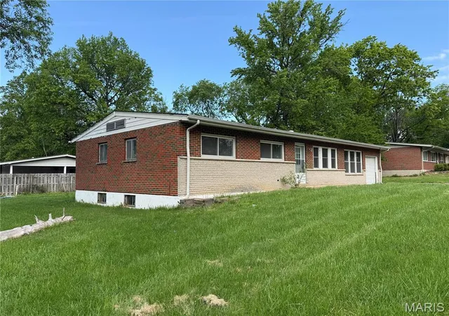 Photo 2 of Sale Pending at 9715 Tullamoor Dr, St Louis, MO 63136 | MLS# MIS26024828 | Listing updated on 2026-08-27