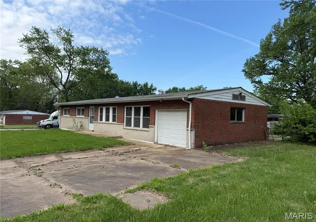 Photo 3 of Sale Pending at 9715 Tullamoor Dr, St Louis, MO 63136 | MLS# MIS26024828 | Listing updated on 2026-08-27