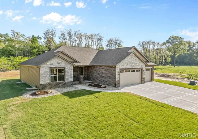 Photo 3 of Single family home for sale at 2947 Bluff Ridge Ct, Maryville, IL 62062 | MLS# MIS26024899 | Listing updated on 2026-09-14