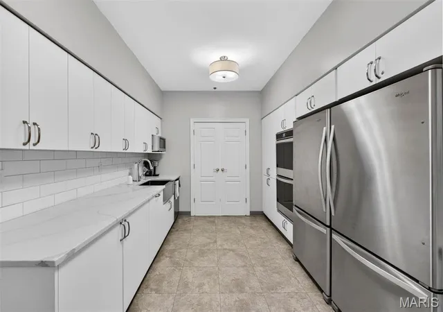 2nd image of 816 S Hanley Rd, Saint Louis, MO 63105