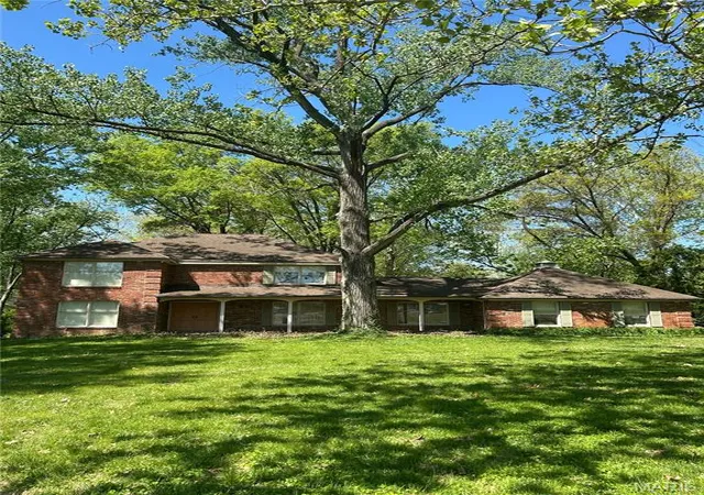 Photo 1 of Sale Pending at 2055 N Ballas Rd, Saint Louis, MO 63131 | MLS# MIS26025143 | Listing updated on 2026-09-21