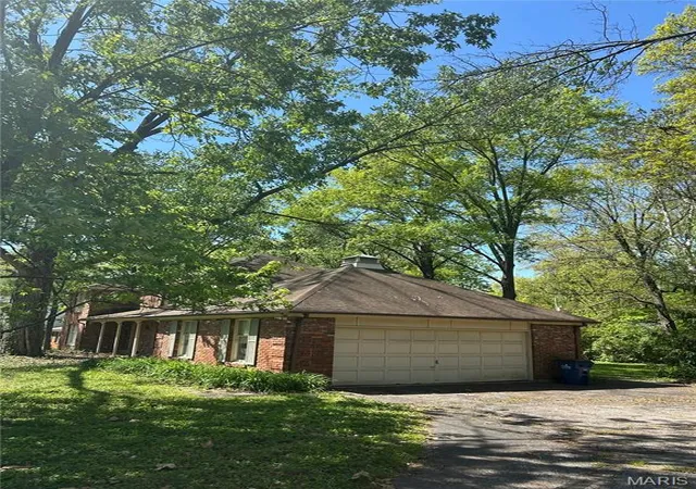 Photo 2 of Sale Pending at 2055 N Ballas Rd, Saint Louis, MO 63131 | MLS# MIS26025143 | Listing updated on 2026-09-21