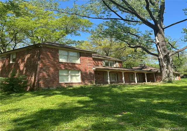Photo 3 of Sale Pending at 2055 N Ballas Rd, Saint Louis, MO 63131 | MLS# MIS26025143 | Listing updated on 2026-09-21