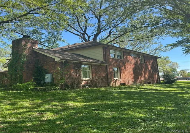 Photo 3 of Sale Pending at 2055 N Ballas Rd, Saint Louis, MO 63131 | MLS# MIS26025143 | Listing updated on 2026-09-21