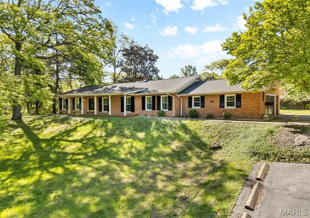 Homes for sale in Belleville, IL | 16 Autumn Ln, Belleville, IL 62223 | MLS# MIS26025200