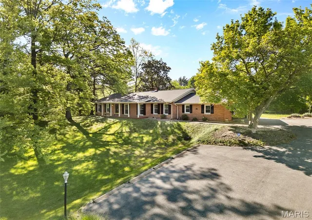 Homes for sale in Belleville, IL | 16 Autumn Ln, Belleville, IL 62223 | MLS# MIS26025200