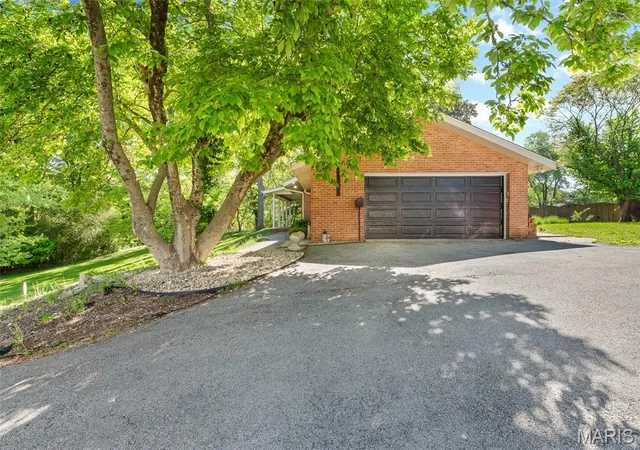 Homes for sale in Belleville, IL | 16 Autumn Ln, Belleville, IL 62223 | MLS# MIS26025200