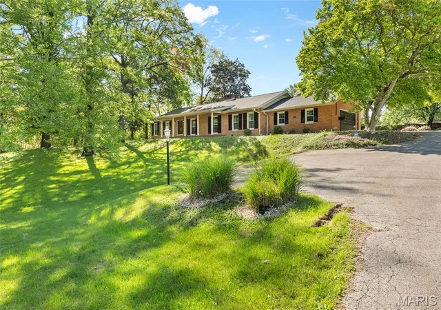 Homes for sale in Belleville, IL | 16 Autumn Ln, Belleville, IL 62223 | MLS# MIS26025200