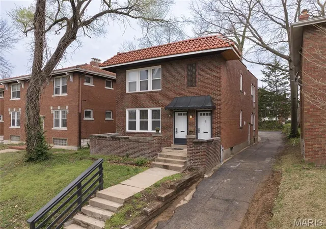 Photo 3 of Sale Pending at 1173 Moorlands Dr, Saint Louis, MO 63117 | MLS# MIS26025252 | Listing updated on 2026-08-07